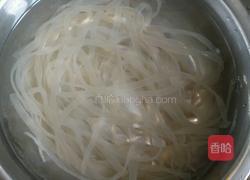 黄豆芽炒粉条的做法图解1