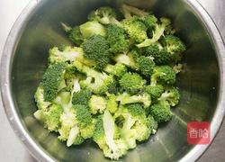 番茄炒西兰花的做法图解1