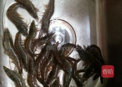 虾球炒蛋的做法图解1