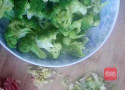 西兰花炒肉的做法图解1