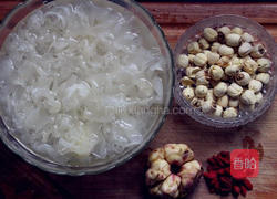 银耳百合莲子羹的做法图解1