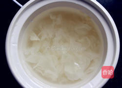 银耳百合莲子羹的做法图解3
