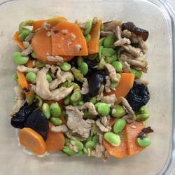 毛豆胡萝卜木耳炒肉丝的做法[图]