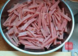红萝卜炒火腿的做法图解1