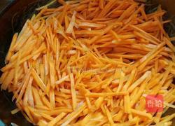 红萝卜炒火腿的做法图解2