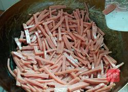 红萝卜炒火腿的做法图解3