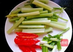西芹炒腰果的做法图解2