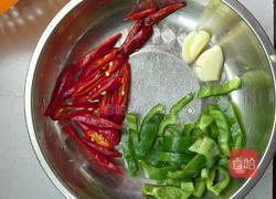 玉米炒火腿肠的做法图解3