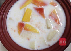 鲜奶炖木瓜雪梨的做法图解2