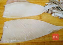韭菜炒鱿鱼花的做法图解3