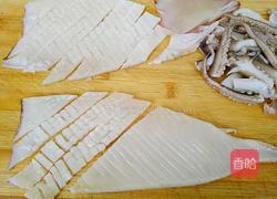 韭菜炒鱿鱼花的做法图解4