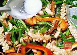 韭菜炒鱿鱼花的做法图解11