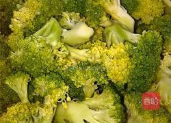 番茄炒西兰花的做法图解1