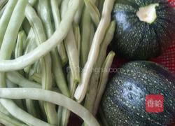 小瓜煮四季豆的做法图解1