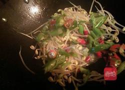 黄豆芽炒粉条的做法图解4