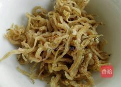 蒜头辣椒炒银鱼干的做法图解1