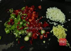 蒜头辣椒炒银鱼干的做法图解2