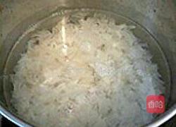 红糖银耳百合羹的做法图解3