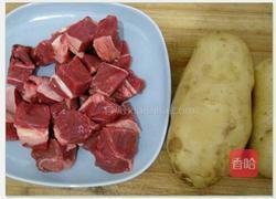 土豆顿牛肉的做法图解1