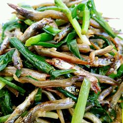 韭菜拌银鱼干的做法[图]