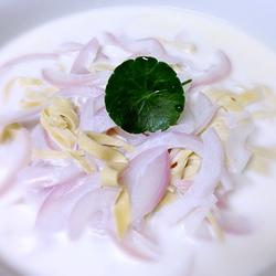 洋葱豆皮鲜奶汤的做法[图]
