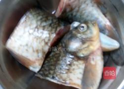 鲫鱼炖豆腐的做法图解1