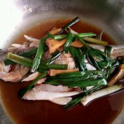 油皇鲈鱼的做法[图]