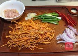 虫草花炒鸡肉丝的做法图解1