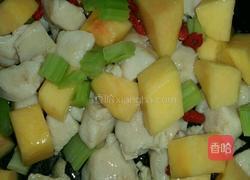 黄桃滑爽鸡丁 的做法图解6