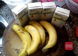 香蕉牛奶的做法图解1