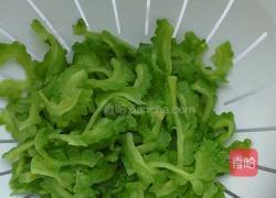 苦瓜炒泥鳅的做法图解1