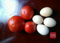 西红柿炒鸡蛋火腿肠的做法图解1