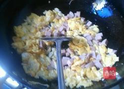 西红柿炒鸡蛋火腿肠的做法图解5