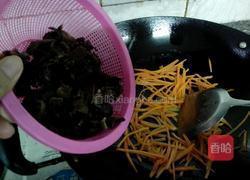 木耳胡萝卜炒白菜的做法图解3
