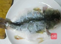 柠香鲈鱼的做法图解1