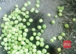 香肠豌豆炒饭的做法图解2