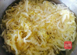 酸菜猪肉炖粉条的做法图解2