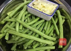 酱油膏炒长豆的做法图解1