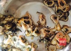 生蚝紫菜汤的做法图解2