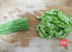 苦瓜煎蛋的做法图解1