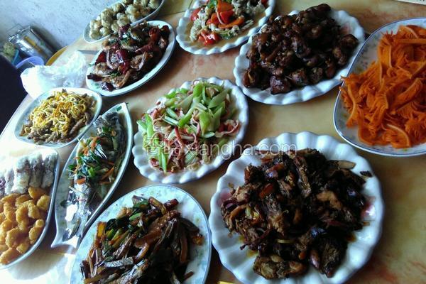 29880浏览/2作者:听筠子7食材用料红烧兔肉清蒸鱼,清炒北极群1.