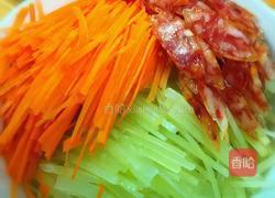 腊肠炒双丝(莴笋和胡萝卜)的做法图解1