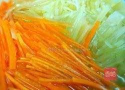 腊肠炒双丝(莴笋和胡萝卜)的做法图解2