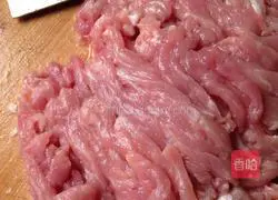 Illustration of how to make shredded pork and stir-fry peppers 3