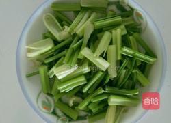 土豆爆芹菜的做法图解1