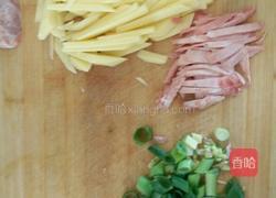 土豆爆芹菜的做法图解2