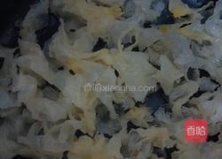 枸杞银耳羹的做法图解3