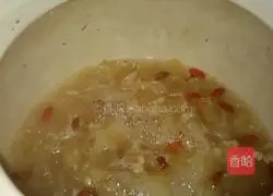 Illustration of how to make wolfberry and white fungus soup 7