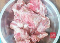 玉米猪脊骨汤（原创）的做法图解1