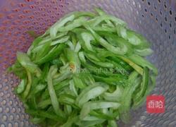 苦瓜炒辣椒的做法图解1